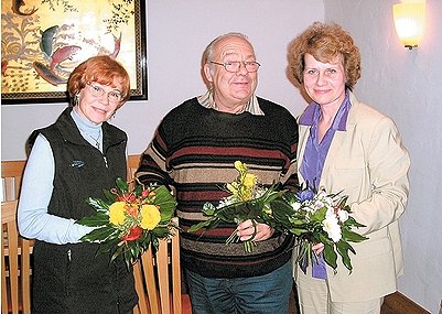 Die neue VVO-Vorsitzende Ingrid Mandel (r.) bedankt sich bei Maria Bgel und Rudolf Hielscher.