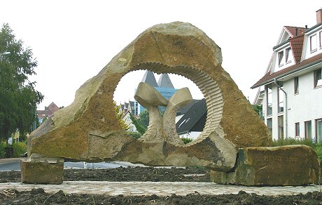 Kreisverkehr Obernkirchen mit der Skulptur des Knstlers Keizo Ushio (Japan)