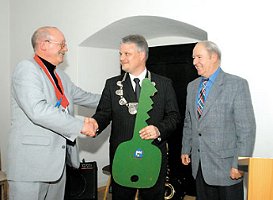 Wilhelm Mevert (links), der neue Brgermeister Oliver Schfer und das bisherige Stadtoberhaupt Horst Sassenberg (Foto:  SN tol)