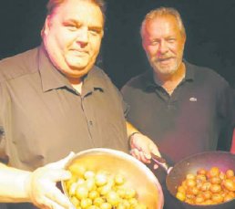 Michael Thrnau (links) und Rainer Ballin kochen auf der Biergartenbhne des Event-Gasthofes. (Foto:  SN la)
