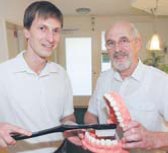 Colin Goldbach (links) fhrt die Zahnarztpraxis seines Vaters Peter Goldbach fort. (Foto:  SN wk)