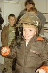 Der siebenjhrige Lion Knirsch darf einen franzsischen Helm aufsetzen. (Foto:  SN jaj)