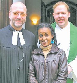 Treffen beim Vehlener Missionsfest: Pastor Gnter Fischer (links) und sein Kollege Thomas Haase mit seiner Frau Ayanta. (Foto:  SN sig)