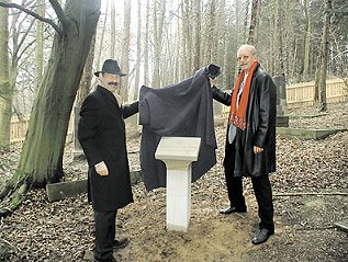 Ehrentafel am jdischen Friedhof. (Foto:  SN clb)