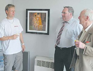 Jan Neitsch (links) erlutert im Gesprch mit Heinz David (Mitte) und Alfred Becker sein Firmenkonzept. (Foto:  SN sig)