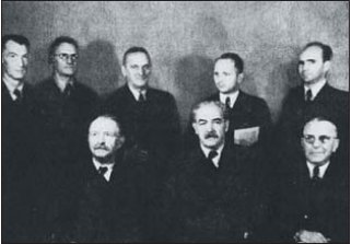 Das erste niederschsische Landeskabinett 1946 mit Karl Abel (stehend, links). (Foto:  SN pr.)