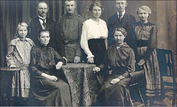 Karl Abel (Mitte, stehend) im Kreise seiner Familie im Jahr 1916. (Foto:  SN pr.)