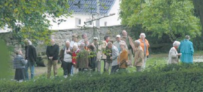 Altbtissin Gabriele von Spth fhrt die Besuchergruppen durch das Stift und den ppig blhenden Garten. (Foto:  SN rnk)