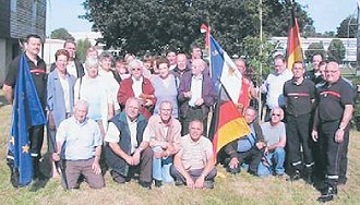 Auf dem Bild stellt sich die Obernkirchener Abordnung zum Gruppenbild, begleitet von franzsischen Gastgebern. (Foto:  SN sig)