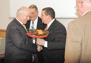Einstimmig: Horst Sassenberg nimmt die Glckwunsche von Martin Schulze-Elvert (links) entgegen. (Foto:  SN tol)