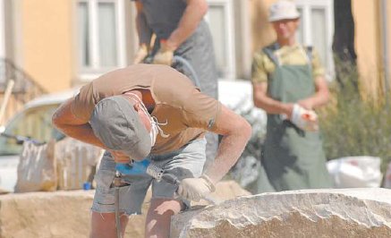 Bildhauer schaffen Filigranes aus Sandstein. (Bericht und Foto:  rg / Grabowski)