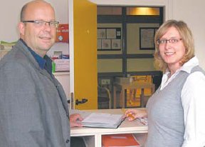 Rektor Torsten Reinecke und Schulsekretrin Angelique Stelzer. (Foto:  SN sig)