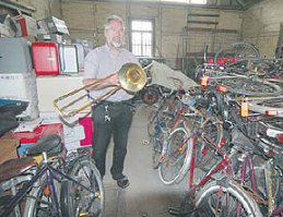 Werner Hobein freut sich nicht nur ber gespendete Instrumente, sondern auch ber rund 100 Fahrrder. (Foto:  SN rnk)