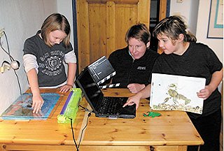 Susanne Veentjer (Mitte) mit ihren beiden Assistentinnen. (Foto:  SN sig)