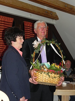Frau Ingrid Knig, ehrte den 1. Vorsitzenden, Friedbert Wittum