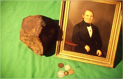 Steinbruchbesitzer Carl Wilhelm Ernst und eine Nachbildung des Meteoriten