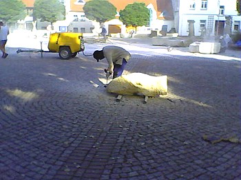 Bildhauer bei der Arbeit (Foto:  obk-info)