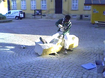 Bildhauer bei der Arbeit (Foto:  obk-info)