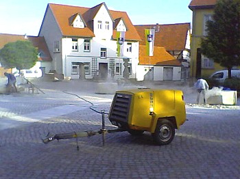 Bildhauer bei der Arbeit (Foto:  obk-info)