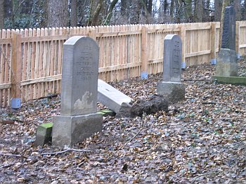 Fünf Grabsteine umgeworfen