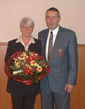 Klaus Reinhold nach der Verleihung des Bundesverdienstkreuzes am Bande mit seiner Frau Gerda