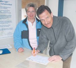 Kathrin und Thomas Stbke unterzeichnen den Optionsschein. (Foto:  SN rnk)