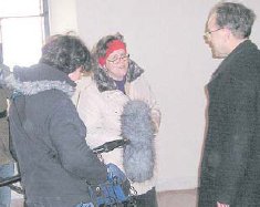 Hartmut Schilling (rechts) mit dem Fernsehteam. (Foto:  SN sig)