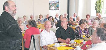 Pastor Herbert Schwiegk erffnet das zweite Treffen und informiert ber den Ablauf. (Foto:  SN sig)