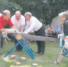 Dabei sein ist alles: Pastor Wilhelm Meinberg (links) beim Sgewettbewerb. (Foto:  SN sig)