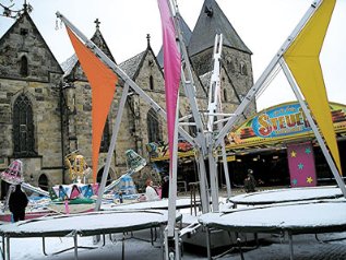 Schneeberge auf den Karussells im letzten Frhjahr. (Foto:  SN sig)