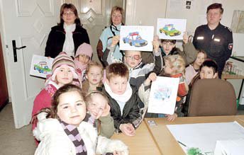 Kindergartengruppe besucht die Polizeiwache in Obernkirchen. (Foto:  SN sig)