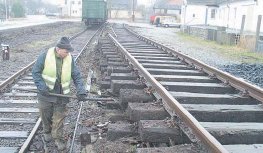 Die DEW-Mitglieder bereiten den Transport der Rintelner Schienen nach Stadthagen vor. (Foto:  SN jl)
