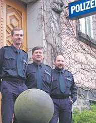 Bernd Steding (links) und Uwe Schrder (rechts) heien ihren neuen Stationsleiter Rainer Schlie (Mtte) willkommen. (Foto:  SN clb)