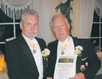 Wolfgang Anke (rechts) verabschiedet Harry Koch. (Foto:  SN sig)