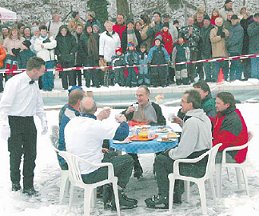 Der Vorstand zelebriert seinen bisher einzigen Wetterfolg. (Foto:  SN rnk)