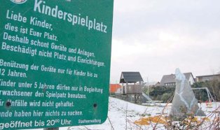 Zerkratzt, zerstrt oder gar nicht mehr da: Viele Spielpltze brauchen neue Schilder. (Foto:  SN mld)