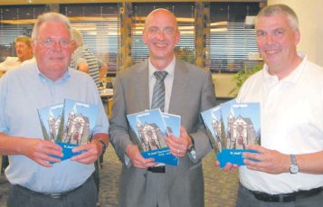 Mitautor Udo Anke, Pfarrer Norbert Mauerhof und Thomas Scharf-Wrede zeigen die neue Festschrift. (Foto:  SN sig)