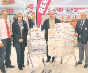 Jeweils 100 Kilogramm Zucker und Mehl fr die Tafel.  (Foto:  SN sig)