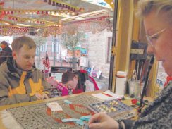 Ursula Steuer im Kassenhuschen des Kinderkarussells. (Foto:  SN clb)