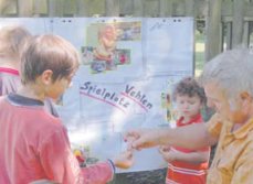 Die Kinder drfen die von Stadtjugendpfleger Erhard Vinke (rechts) verteilten Punkte ankleben. (Foto:  SN clb)