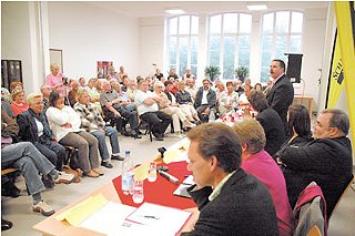 Im Saal der Roten Schule stellen sich die sechs Kandidaten den Fragen. (Foto:  SN tol)