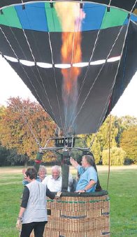 Dieter Meier schwebt in 400 Meter Hhe mit Ballon vorbei. (Foto:  SN sig)