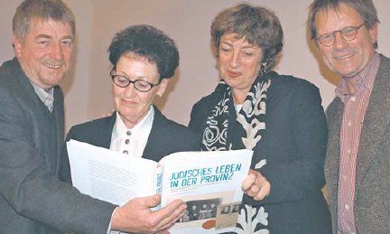 Die Autoren Rolf de Groot (links) und Gnter Schlusche mit Johanna Schnfeld (Zweite von links) und Deborah Filler. (Foto:  SN Wiborg)