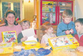 Frdervereinschefin Stefanie Kirsch hilft den Jungen und Mdchen im Kindergarten am Kammweg. (Foto:  SN sig)