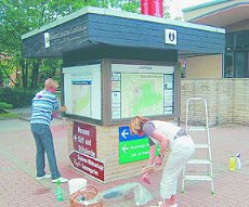 Sollen eine Visitenkarte der Stadt werden: Die Infotafeln am Eingang zum Park. (Foto:  SN rd)