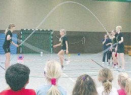 Neues Angebot und ein Hit: Die Rope-Skipping-Kurse sind mehr als voll. (Foto:  SN rnk)