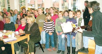 Der Chor der Grundschule. (Foto:  SN sig)