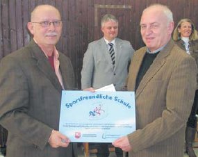 Urkunde fr sportfreundliche Schule. (Foto:  SN sig)