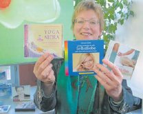 Renate Klb zeigt einige der neu angeschafften CDs. (Foto:  SN sig)