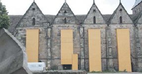 Ein Hauch von Christo an der Stiftskirche. (Foto:  SN rnk)